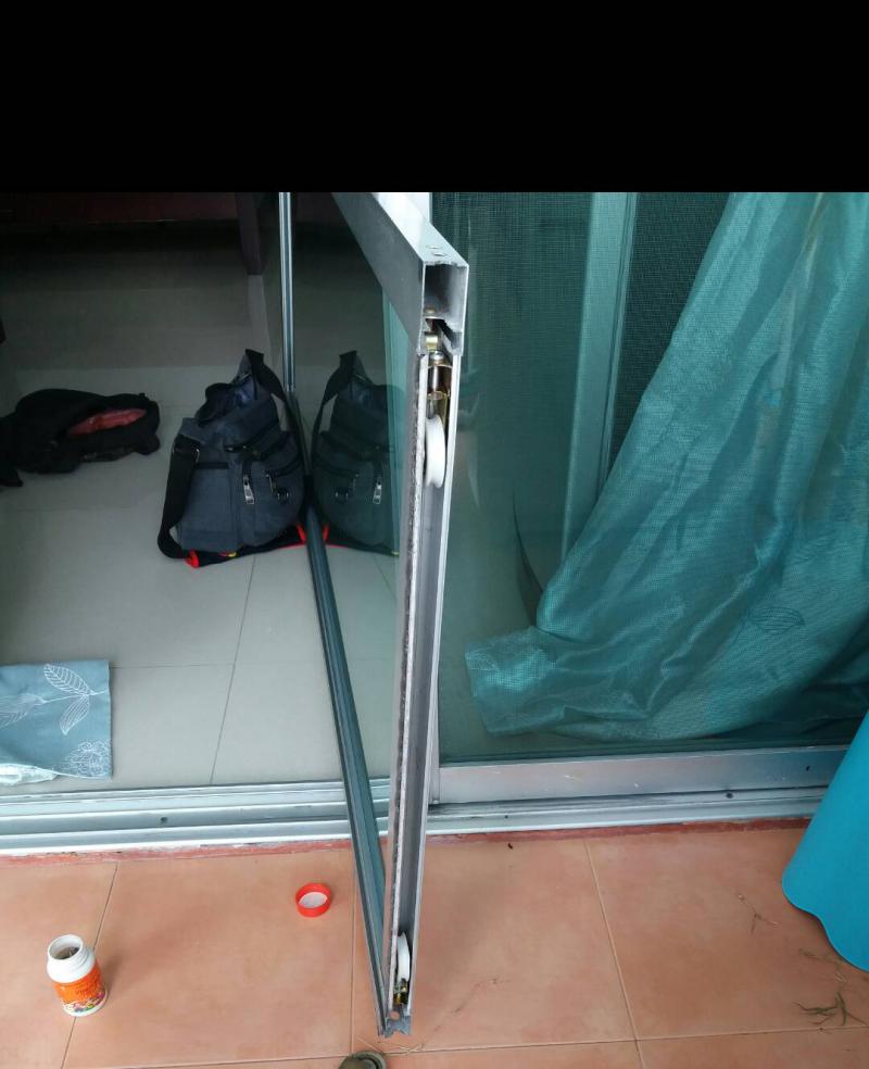 ช่างซ่อมล้อประตู โช๊คประตู กุญแจ ลูกบิด โทร 0899814172